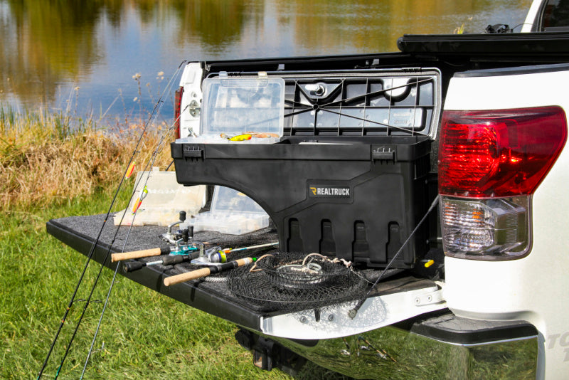 UnderCover 07-18 Chevy Silverado 1500 (19 Legacy) Passengers Side Swing Case - Black Smooth